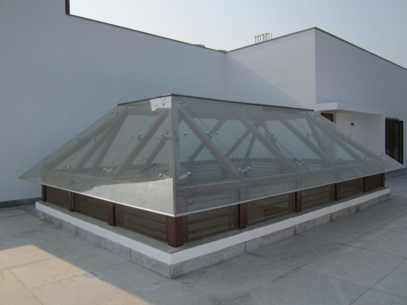 Toughened glass pyramid skylight roof structure