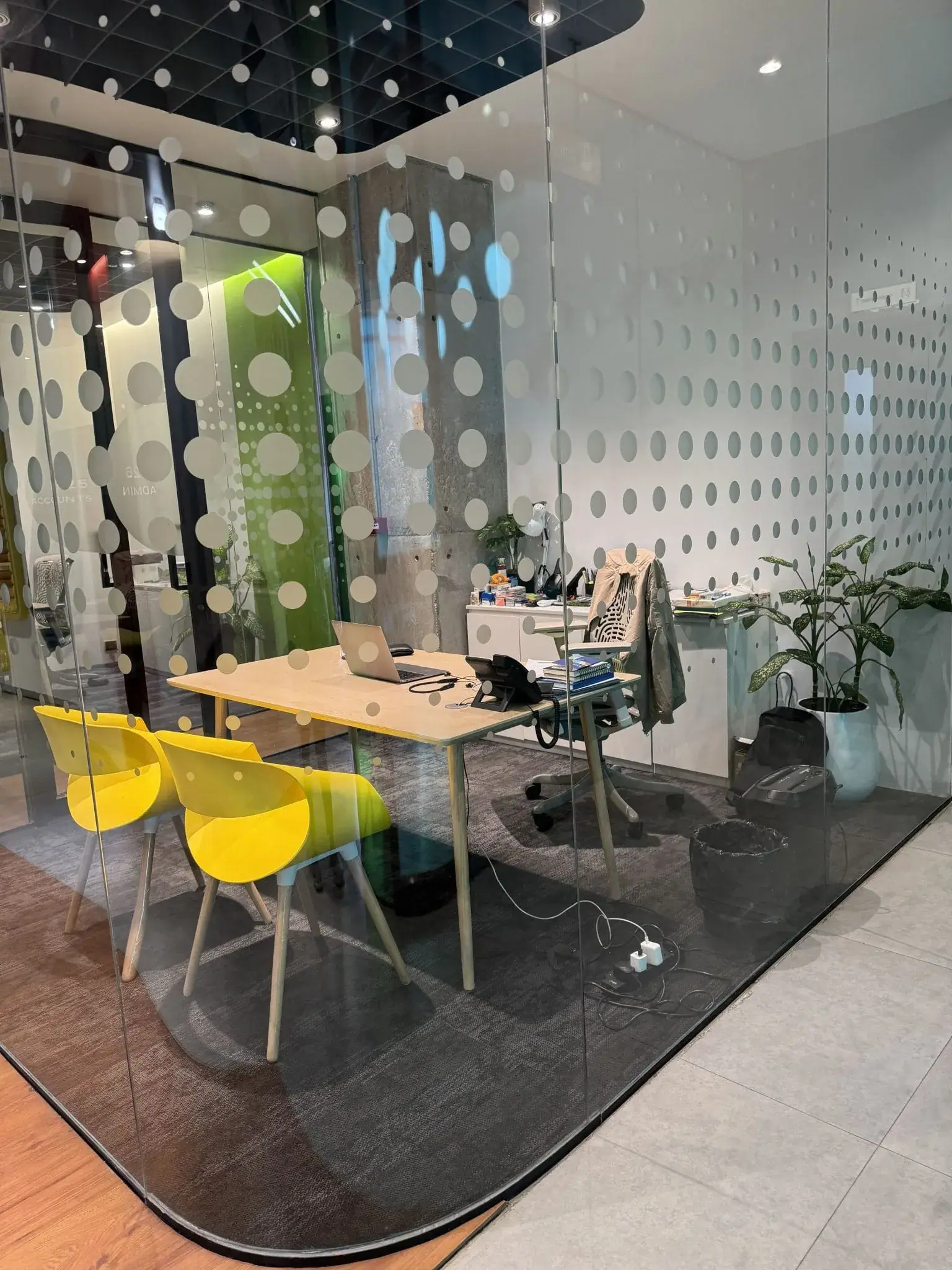 Frameless toughened glass partition in an office cabin